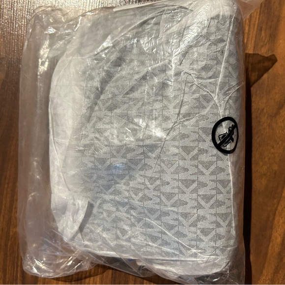 Michael kors leather purse ( brand new ) - Picture 6 of 7